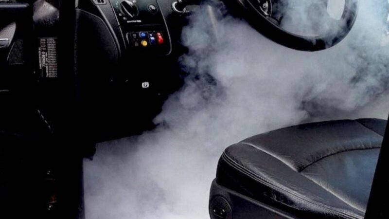 kvapų naikinimas automobilyje